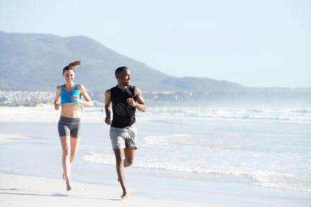 适合年轻人和女人沿着海滩跑步