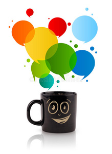 咖啡杯，带彩色抽象演讲泡泡