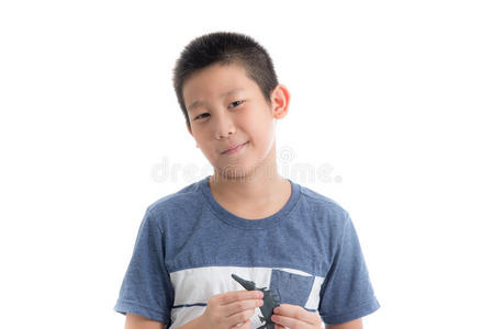亚洲男孩在白色背景上玩粘土