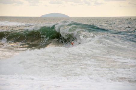 海滩上的巨浪照片