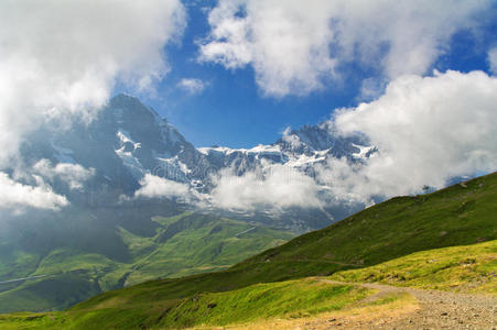 美丽的田园阿尔卑斯山景观与山在夏天