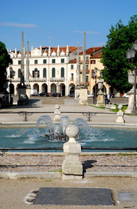 喷泉桥和历史建筑白色在普拉托德拉瓦尔在帕杜瓦在维尼托意大利