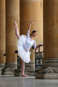 优雅的芭蕾舞演员在宫殿里跳舞