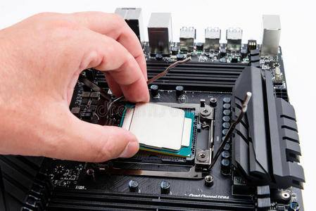 主板上的CPU插座和处理器安装。