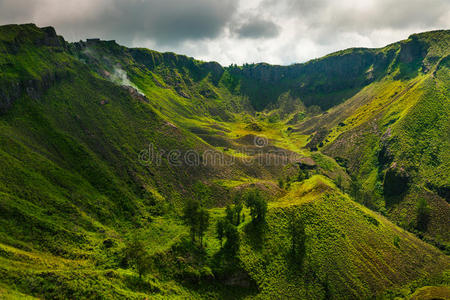 印度尼西亚活跃的巴图尔火山在热带岛屿巴厘岛照片