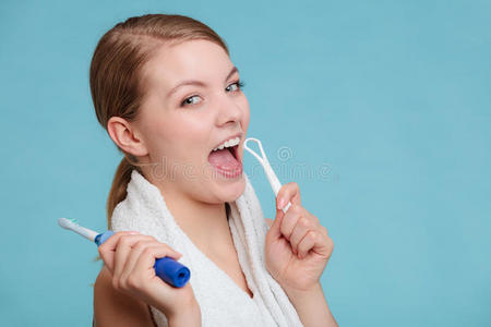 有刷子和舌头清洁剂的女孩。