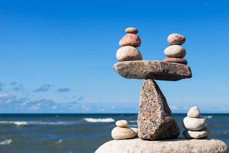 和谐与平衡的概念。 平衡石头和大海。