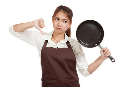 亚洲女孩用煎锅做饭
