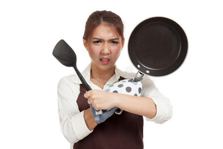 疯狂的亚洲女孩用煎锅做饭