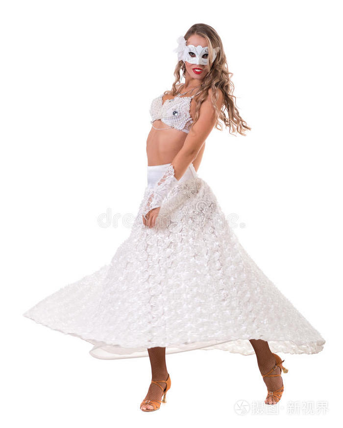 狂欢节舞者女孩戴着面具跳舞，孤立在白色上