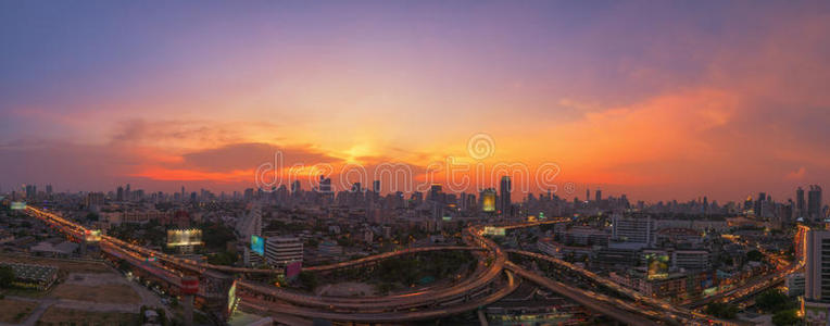 美丽的日落与高速公路交通曼谷市