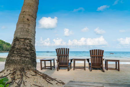热带白沙滩上漂亮的沙滩椅子