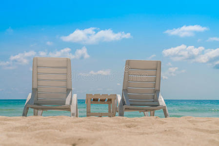 热带白沙滩上的沙滩椅子