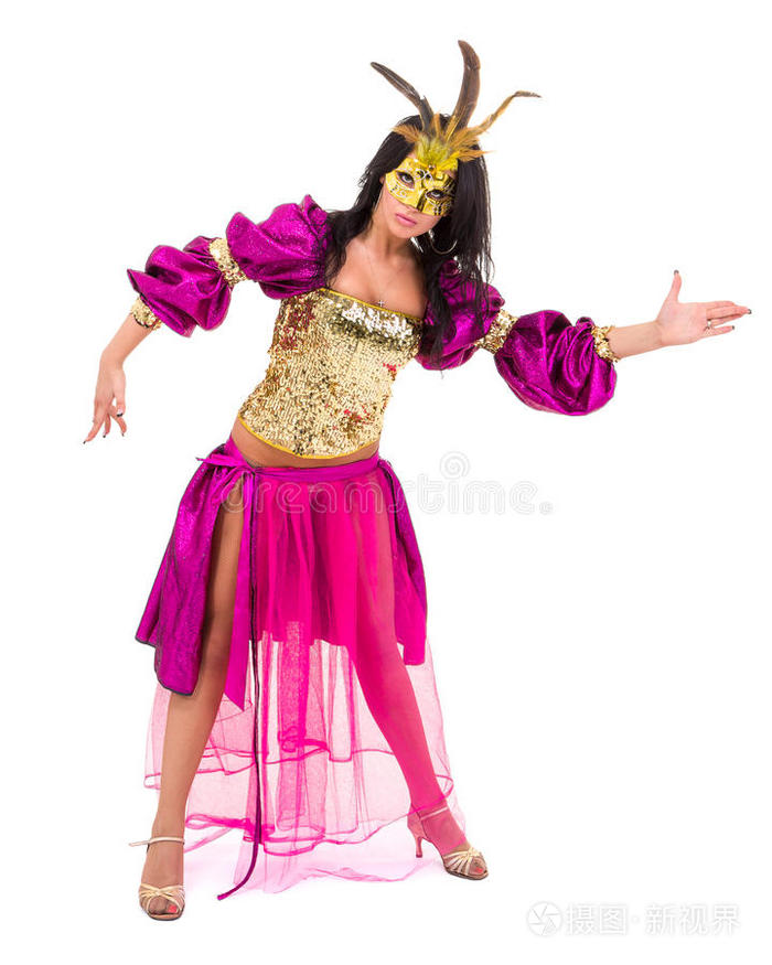 狂欢节舞者女孩戴着面具跳舞，孤立在白色上