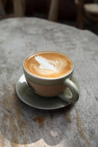 特写杯拿铁咖啡在木制选择性焦点