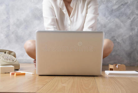 女孩 屏幕 阅读 连接 在室内 地板 咖啡 因特网 上瘾