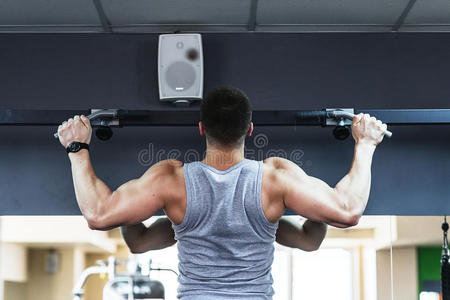 年轻健美运动员在健身房的训练