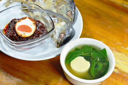 油炸鲭鱼蘸辣椒酱和鸡蛋豆腐热汤