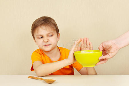 忽略 小孩 童年 午餐 早晨 可爱的 谷类食品 不高兴 喂养