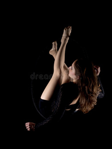 优雅的空中舞者女人穿着黑色