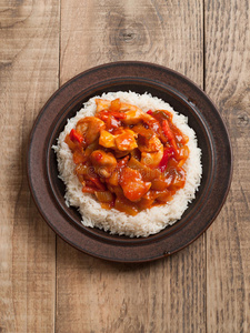 番茄酱和米饭中的鸡肉和蔬菜
