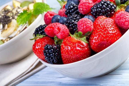 一碗新鲜水果。 黑莓覆盆子蓝莓