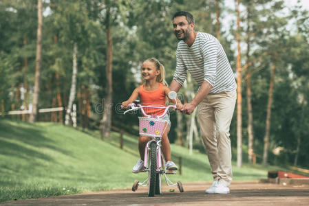 援助 模式 帮助 女孩 幸福 债券 父亲 自行车 运动 可爱的