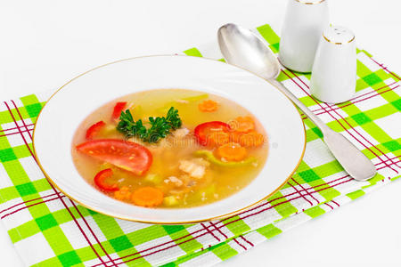 鱼汤配鳟鱼和蔬菜