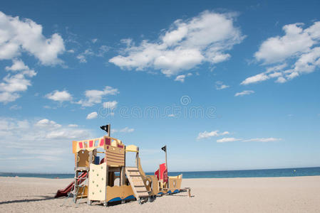 沙滩上的儿童游乐场。