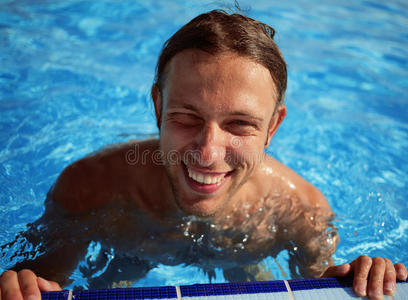 游泳池里的帅哥