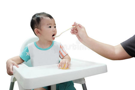 亚洲男孩吃勺子，孤立在白色背景上