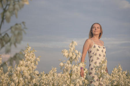 头发 夏天 女士 美丽的 外部 长的 魅力 开花 白种人