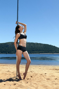 黑发女郎在夏天的海滩上穿着泳衣