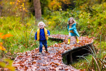 孩子们在秋天公园玩耍