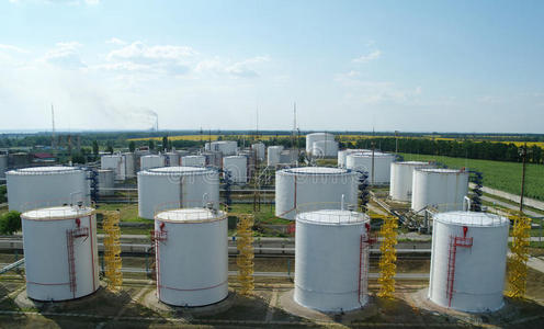 炼油厂基地的大型工业油罐