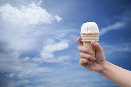 一位女士手拿冰淇淋筒，背景是夏天的蓝天和云彩，画面风格丰富多彩