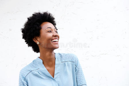 美丽的年轻黑人女人看着远方，微笑着