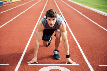 蹲伏 行动 外部 准备 竞争 运动 成人 身体 跑步者 男人