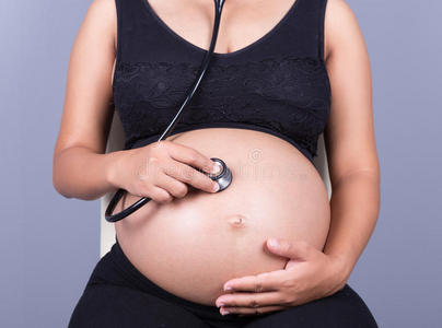 孕妇听诊器的特写，听腹部到
