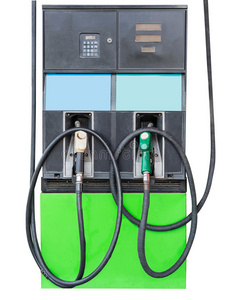 燃油喷嘴在加油站的汽车中添加燃料。 在白色上隔离