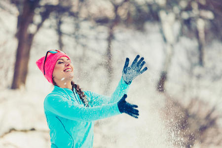 女孩到处扔雪