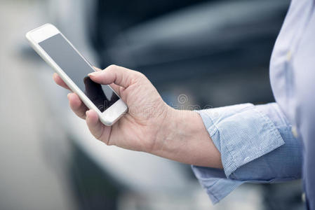 使用智能手机的女人插画