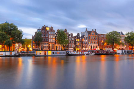 阿姆斯特丹运河夜景，荷兰式住宅
