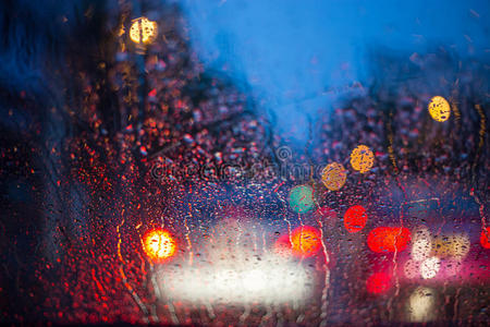 雨夜的汽车挡风玻璃