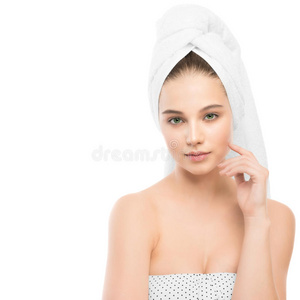 美丽的年轻黑发女人，干净的脸和毛巾在她的头上。 孤立的。