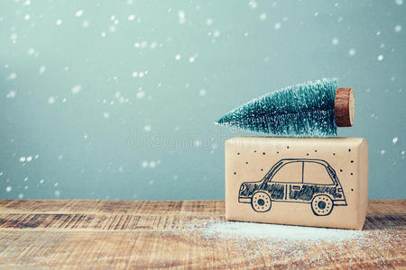 圣诞礼物盒，有汽车图纸和松树在木制桌子上
