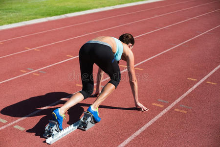女运动员准备跑步