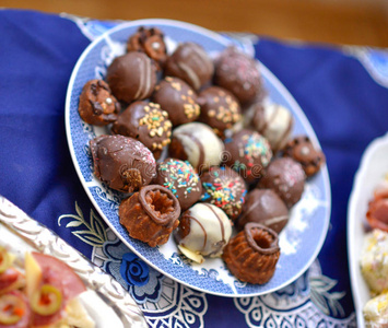 盘子里各种美味的巧克力糖果