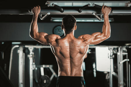 运动员肌肉健身男性模型拉上水平杆在健身房