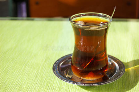 一杯传统形状的土耳其茶